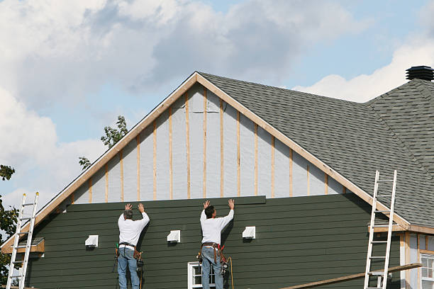 Professional Vinyl Siding technician working in Flushing, OH
